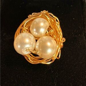 Elegant Gold and Pearl Women's Ring